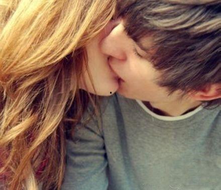 欧美接吻动表情图片,表情包中的情感流露